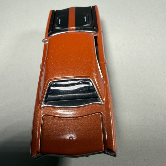 Johnny Lighting 1969 Plymouth Roadrunner Die-Cast 1:64 - Picture 5 of 6
